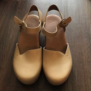 Dansko Maisie sandals - color: Sand Full Grain